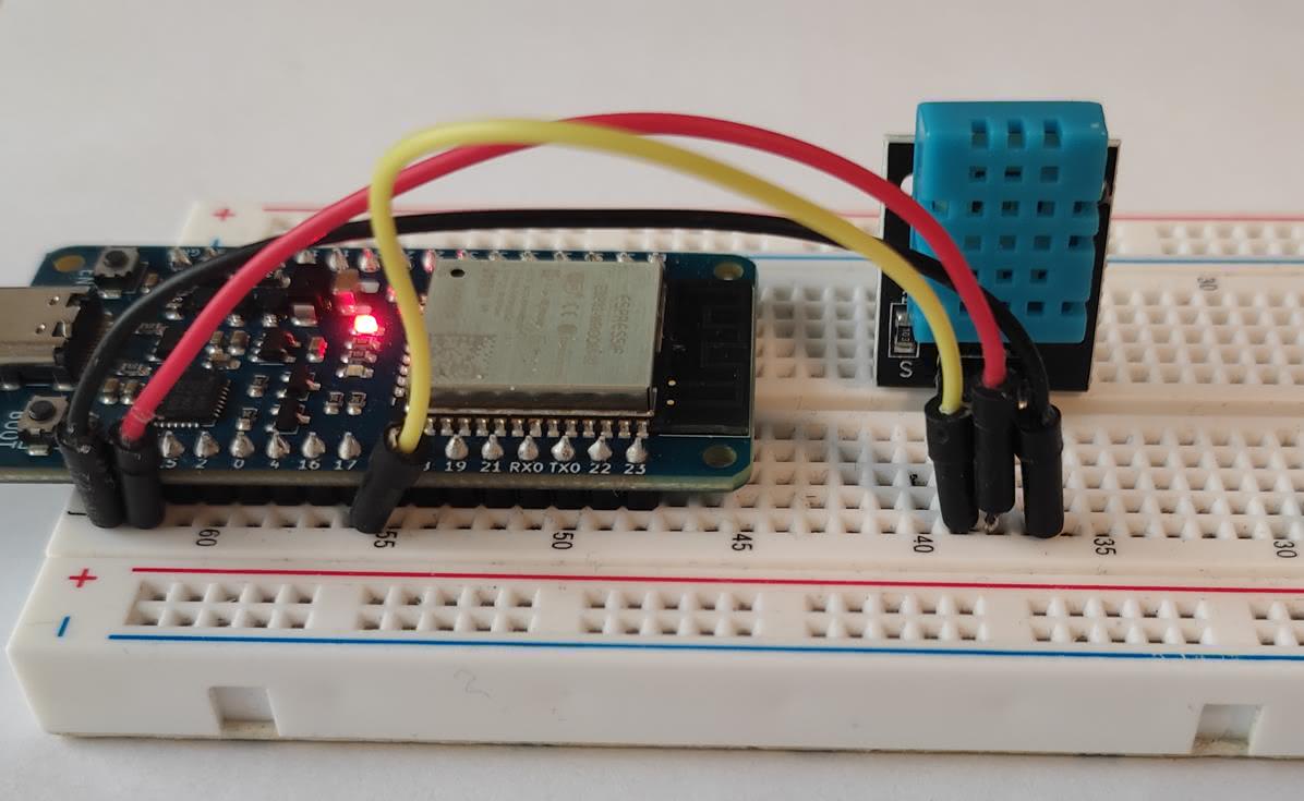 Wiring on DHT11 and esp32 wroom breadboard